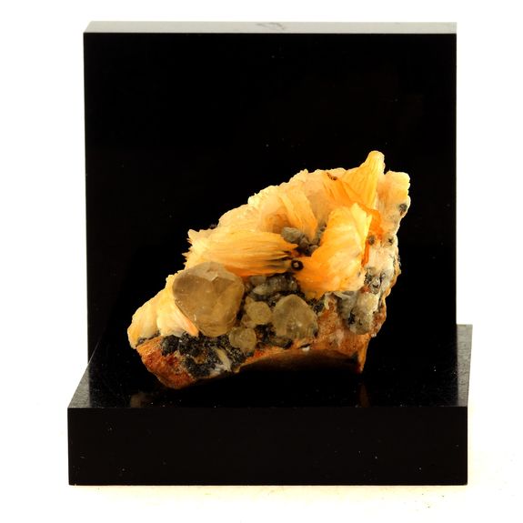 Cerusite + Baryte. 280.0 ct.