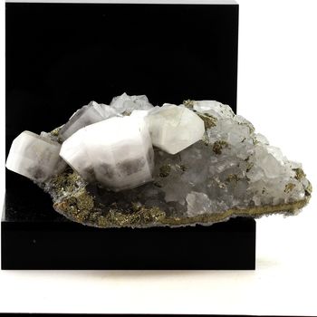 Calcite, Pyrite. 3184.5 ct.