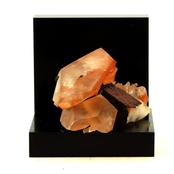 Calcite. 223.5 ct.