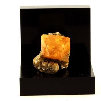 Scheelite. 88.0 ct.