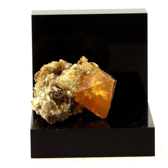Scheelite. 88.0 ct.