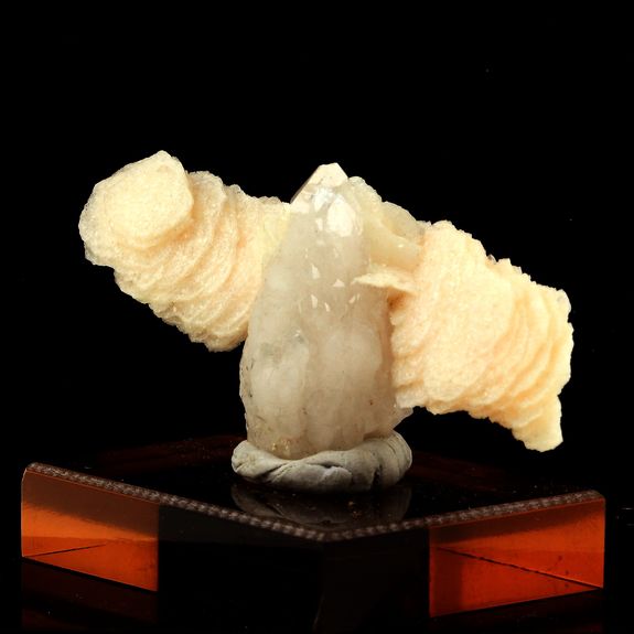 Quartz + Calcite. 256.0 ct.