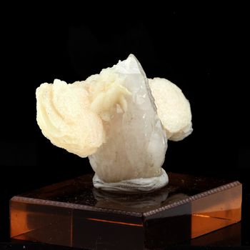 Quartz + Calcite. 256.0 ct.