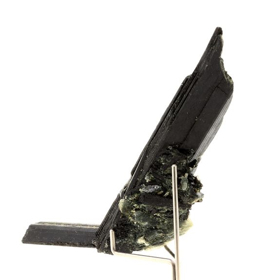 Ferro-actinolite. 264.0 ct.