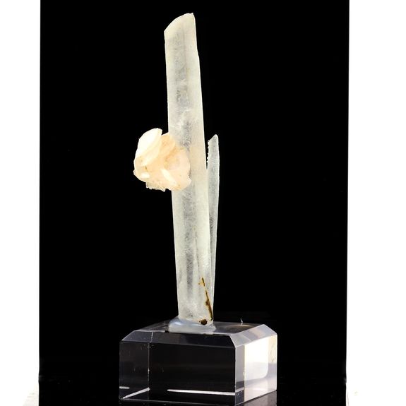 Calcite + Quartz. 238.5 ct.