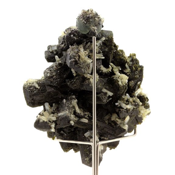 Epidote, Prehnite, Stilbite. 2440.0 ct.