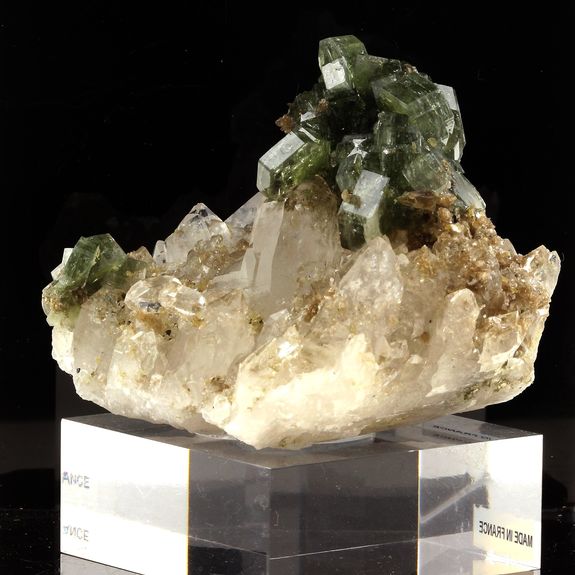 Apatite, Muscovite, Quartz. 1145.5 ct.