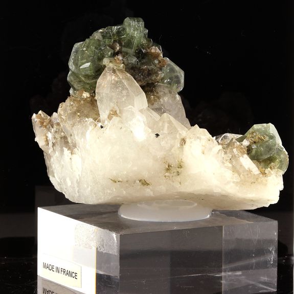Apatite, Muscovite, Quartz. 1145.5 ct.