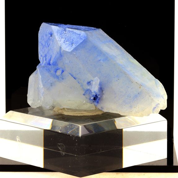 Quartz + Dumortierite. 1467.5 ct.