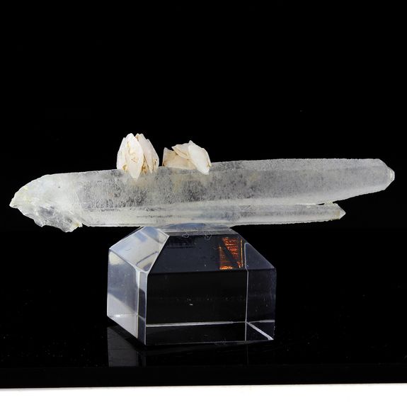 Calcite + Quartz. 106.0 ct.