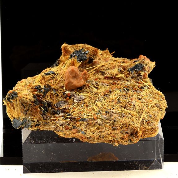 Rutile + Hematite. 680.0 ct.