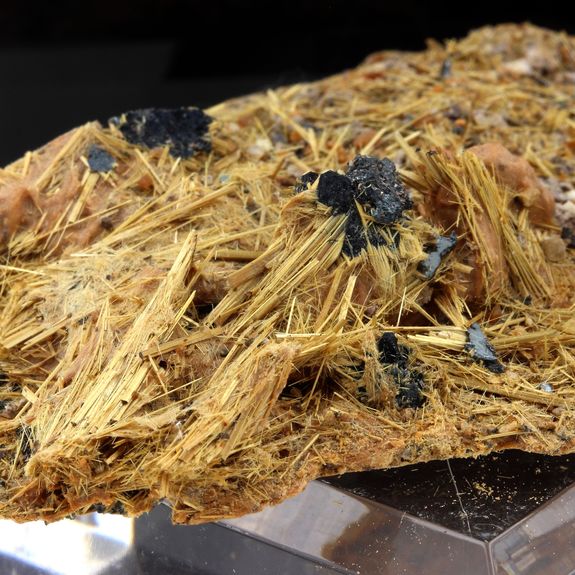 Rutile + Hematite. 680.0 ct.