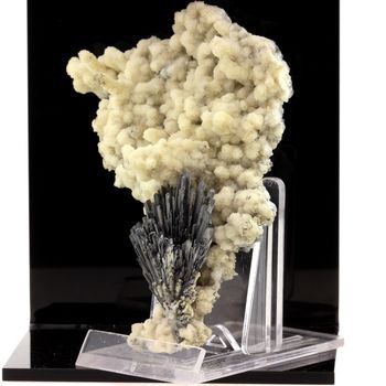 Stibine + Calcite. 521.0 ct.