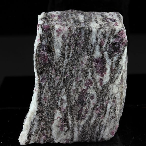 Gneiss + Grenat. 851.0 ct.