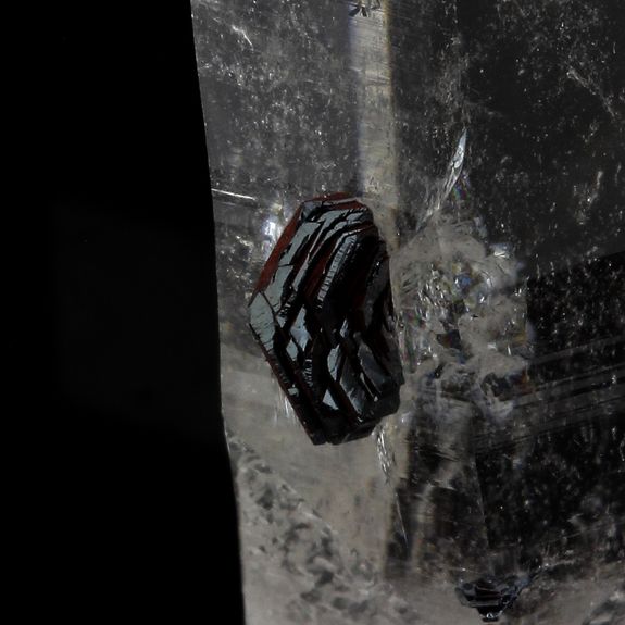 Quartz + Hematite. 85.0 ct.