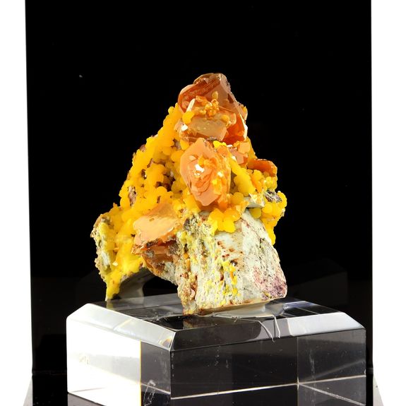 Wulfenite + Mimetite. 994.0 ct.