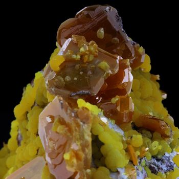 Wulfenite + Mimetite. 994.0 ct.