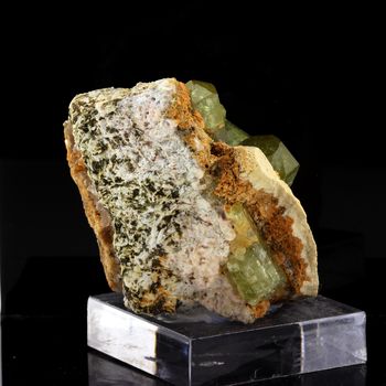 Apatite + Feldspath. 686.5 ct.