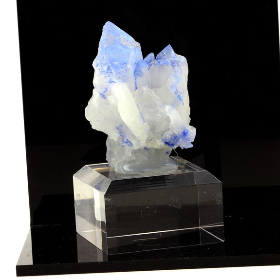 Quartz + Dumortierite. 476.0 ct.
