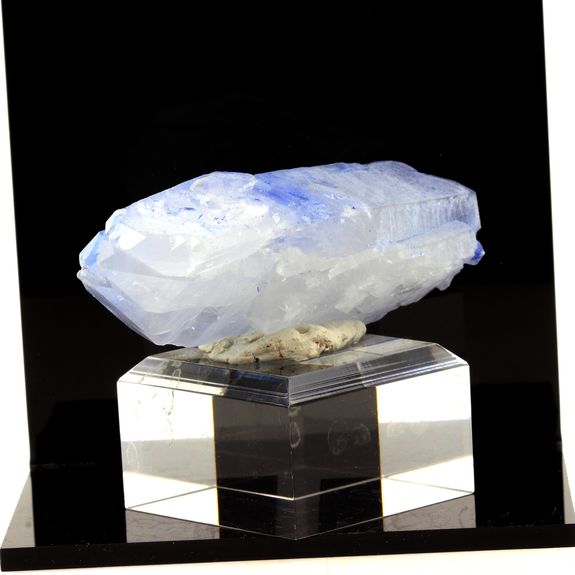 Quartz + Dumortierite. 664.0 ct.