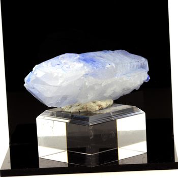 Quartz + Dumortierite. 664.0 ct.