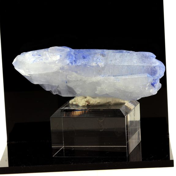 Quartz + Dumortierite. 664.0 ct.
