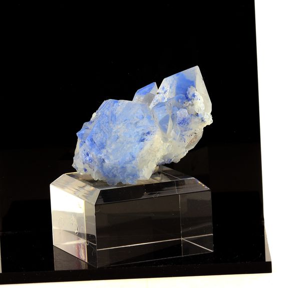 Quartz + Dumortierite. 545.5 ct.