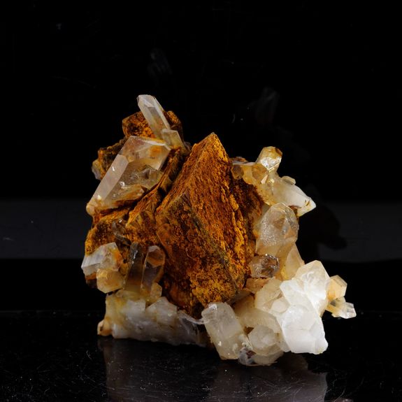 Quartz + Siderite. 285.0 ct.