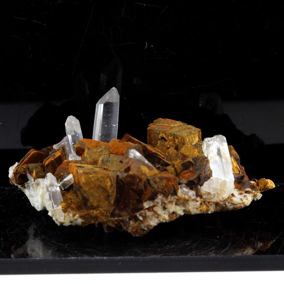 Quartz + Siderite. 233.0 ct.