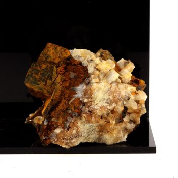 Quartz + Siderite. 942.0 ct.