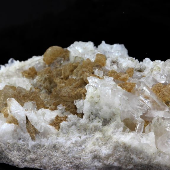 Quartz + Albite + Calcite. 275.85 ct.