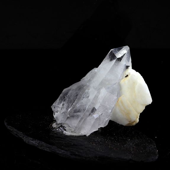 Quartz + Baryte. 84.32 ct.