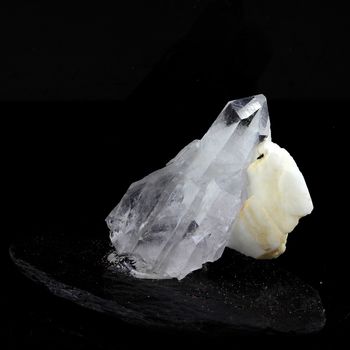 Quartz + Baryte. 84.32 ct.