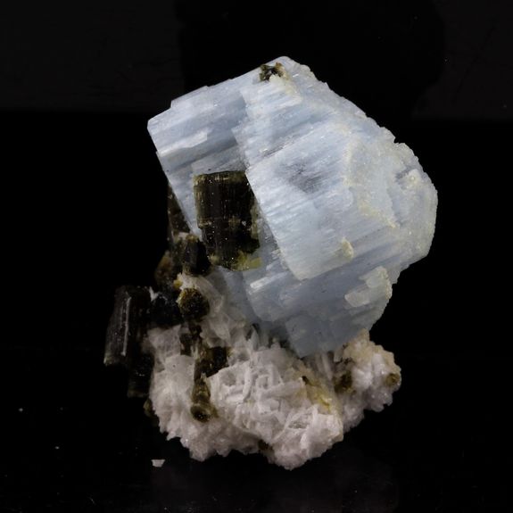 Alkali-beryl + Tourmaline. 67.17 ct.