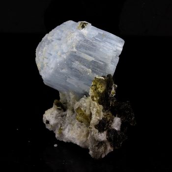 Alkali-beryl + Tourmaline. 67.17 ct.