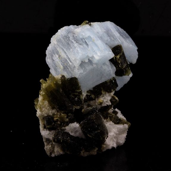 Alkali-beryl + Tourmaline. 67.17 ct.