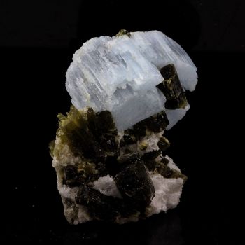 Alkali-beryl + Tourmaline. 67.17 ct.