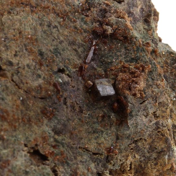 Perovskite + Vesuvianite. 380.0 ct.