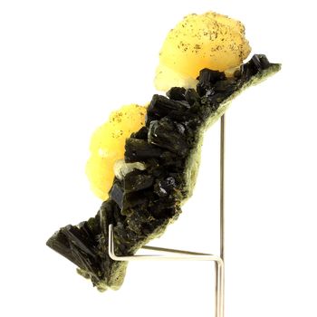 Prehnite + Epidote + Stilbite. 646.0 ct.
