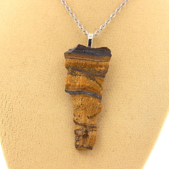 Collier Oeil de Tigre brut. 27.67 ct.