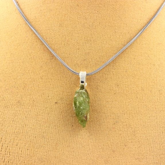 Collier Peridot brut. 8.39 ct.