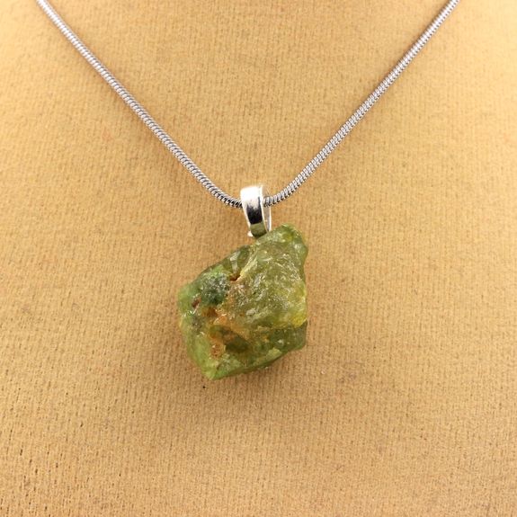 Collier Grenat Grossulaire brut. 36.28 ct.
