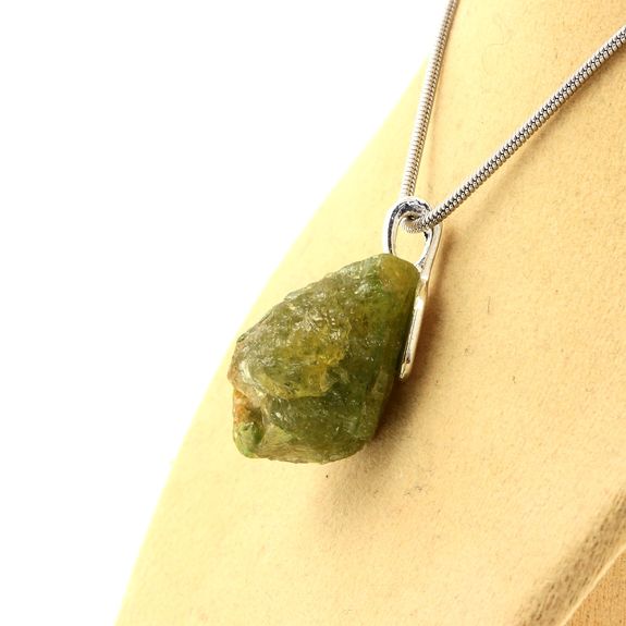 Collier Grenat Grossulaire brut. 36.28 ct.