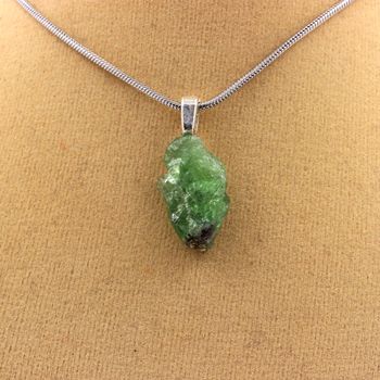 Collier Grenat Tsavorite brut. 9.99 ct.
