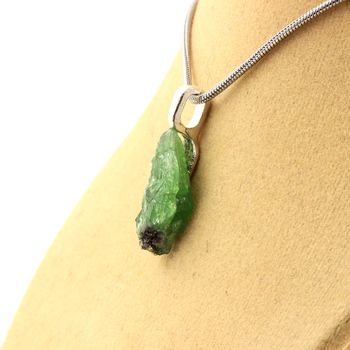 Collier Grenat Tsavorite brut. 9.99 ct.