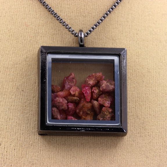Collier Spinelle brut.