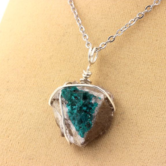 Collier Dioptase brut.