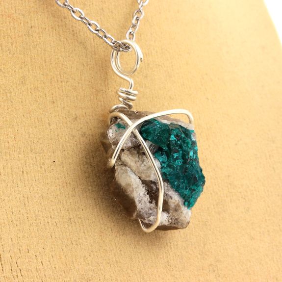 Collier Dioptase brut.