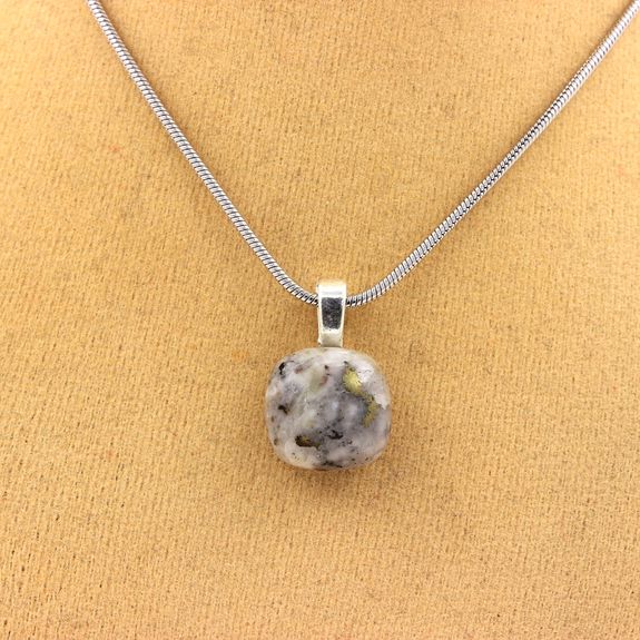 Collier Mohawkite. 11.64 ct.