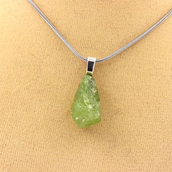 Collier Peridot brut. 12.73 ct.